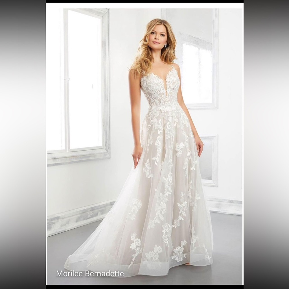 STUNNING NWT Unaltered Wedding Gown
